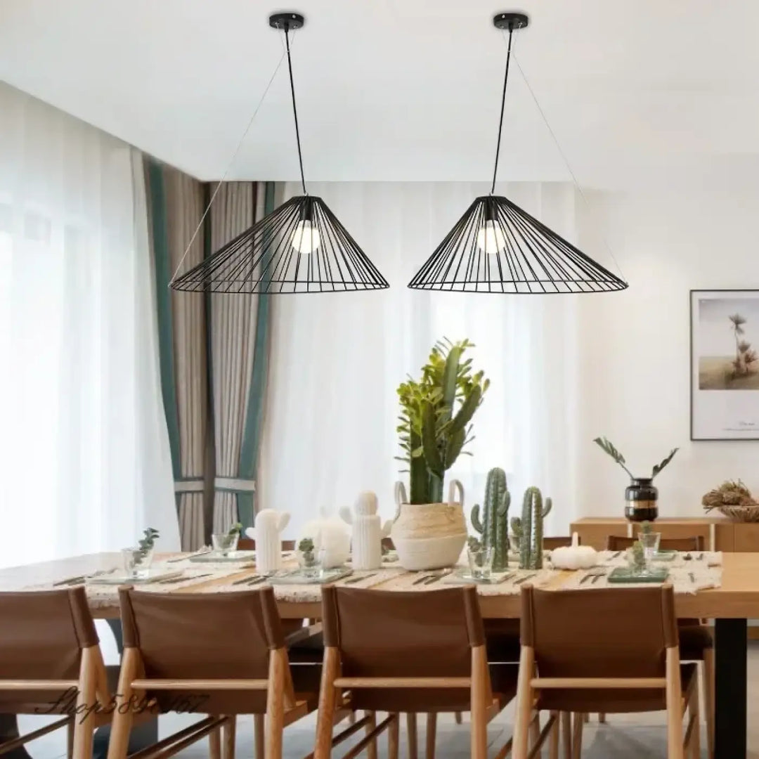 Suspension luminaire tigoan avec luminaires suspendus noirs en fil métallique à design conique et géométrique au-dessus de la table à manger