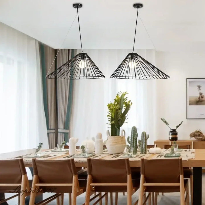 Suspension luminaire tigoan avec luminaires suspendus noirs en fil métallique à design conique et géométrique au-dessus de la table à manger