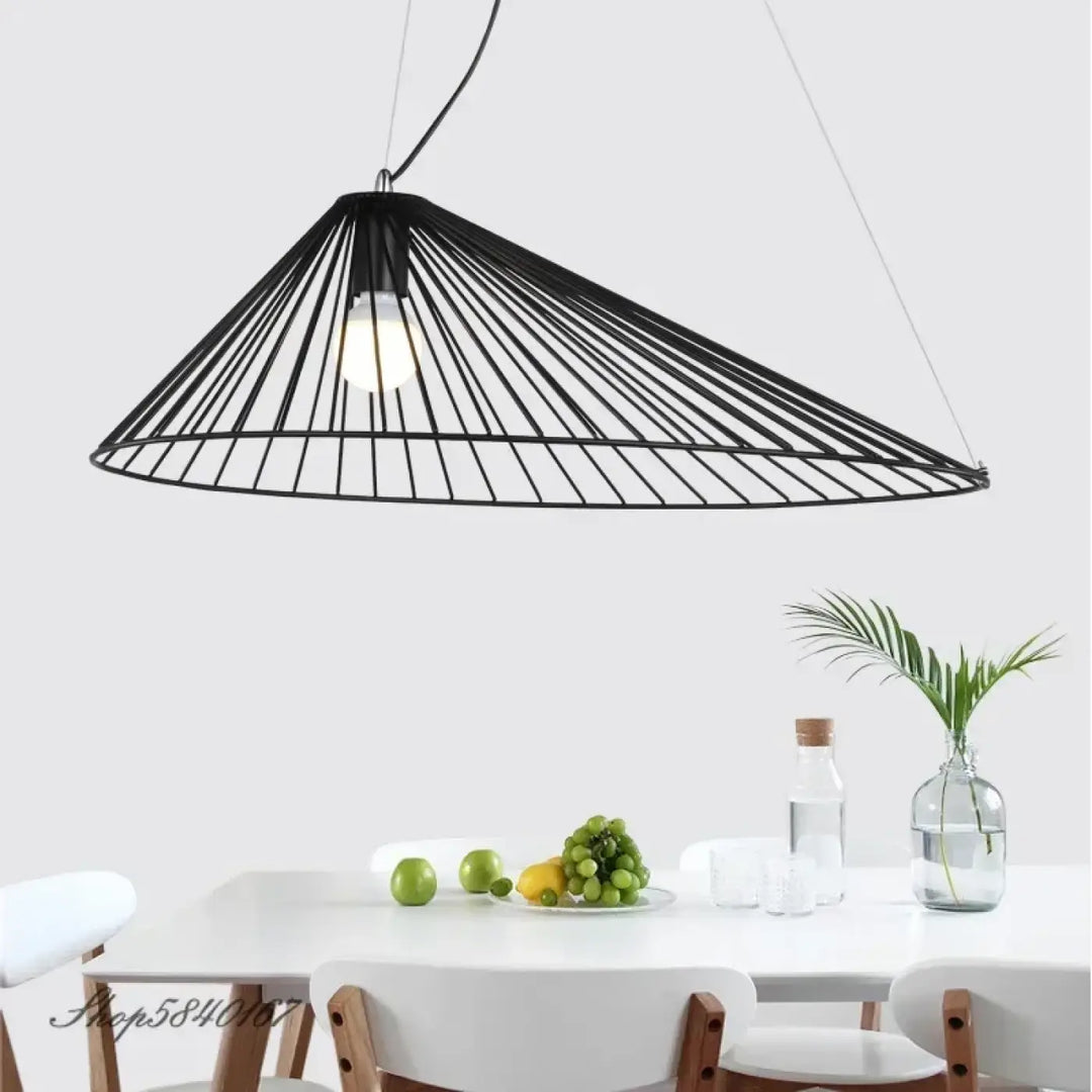 Suspension luminaire noir en métal avec design conique et structure filaire radiale pour un éclairage moderne