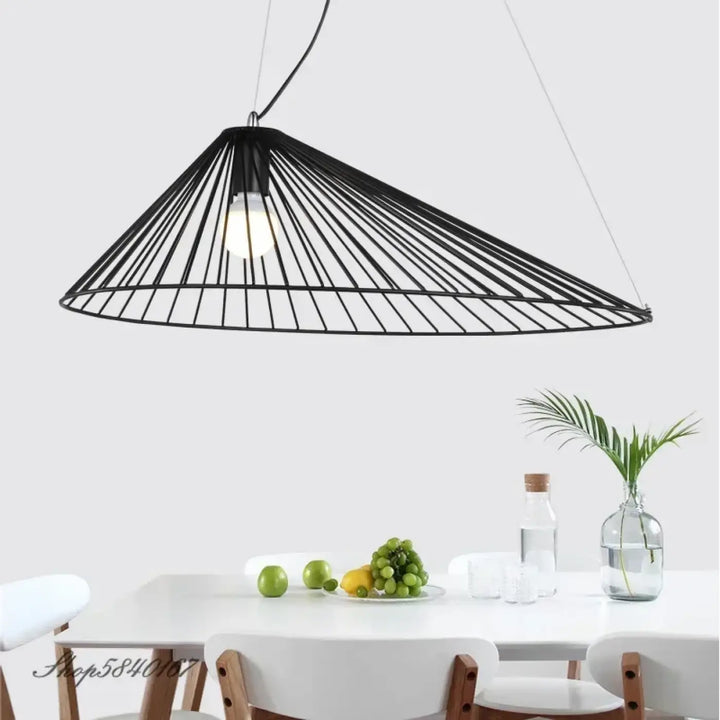 Suspension luminaire noir en métal avec design conique et structure filaire radiale pour un éclairage moderne
