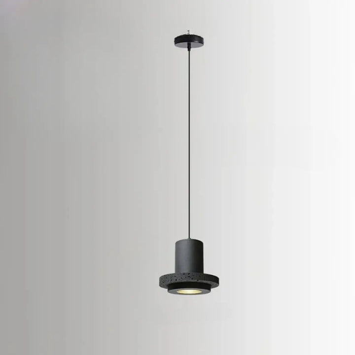 Suspension luminaire danys trou noir avec base en pierre trou noir texturée et suspension métal pour salle à manger