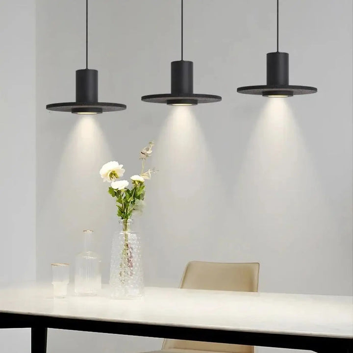 Suspension luminaire danys trois lampes suspendues noires au design trou noir au-dessus dune salle à manger minimaliste