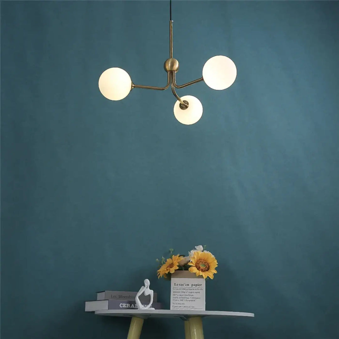 Luminaire plafonnier milko suspension luminaire minimaliste en laiton avec trois éclairage globe en verre dépoli pour décoration pensée