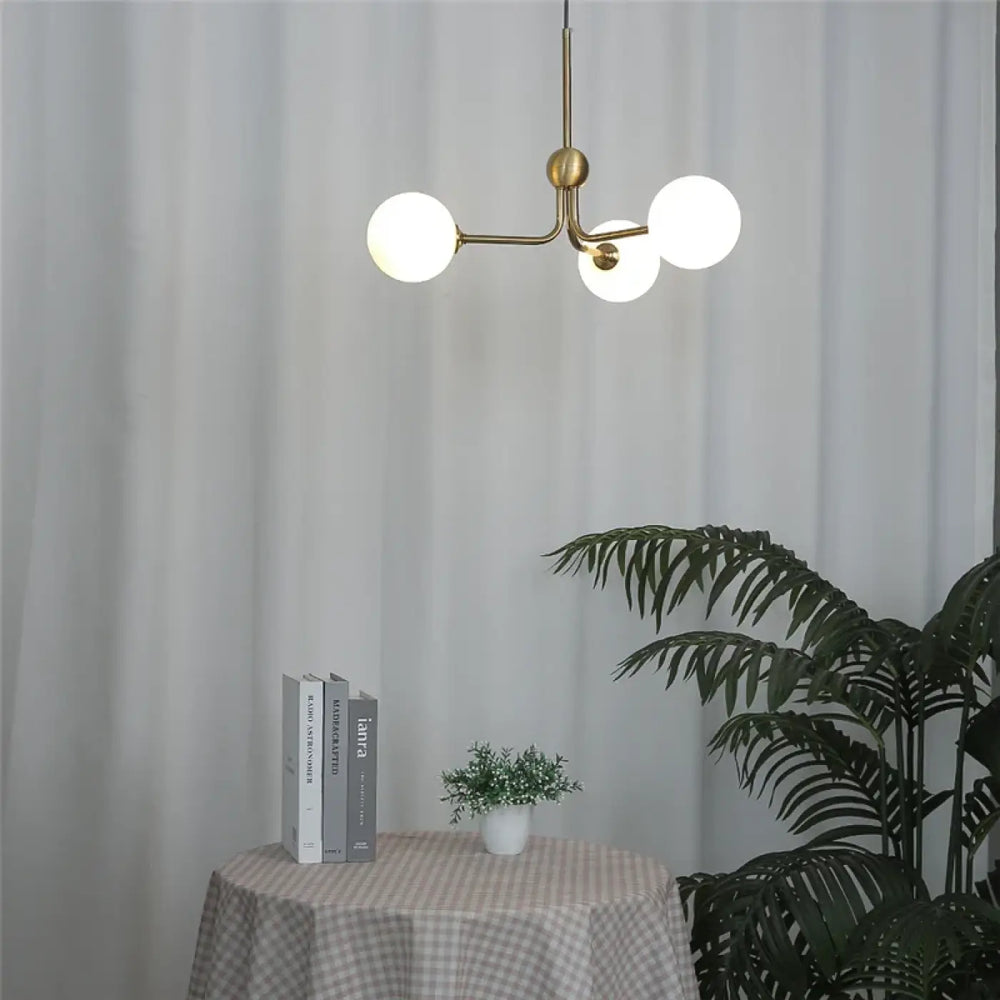 Luminaire plafonnier milko suspension luminaire minimaliste en laiton avec trois éclairage globe en verre dépoli pour décoration pensée