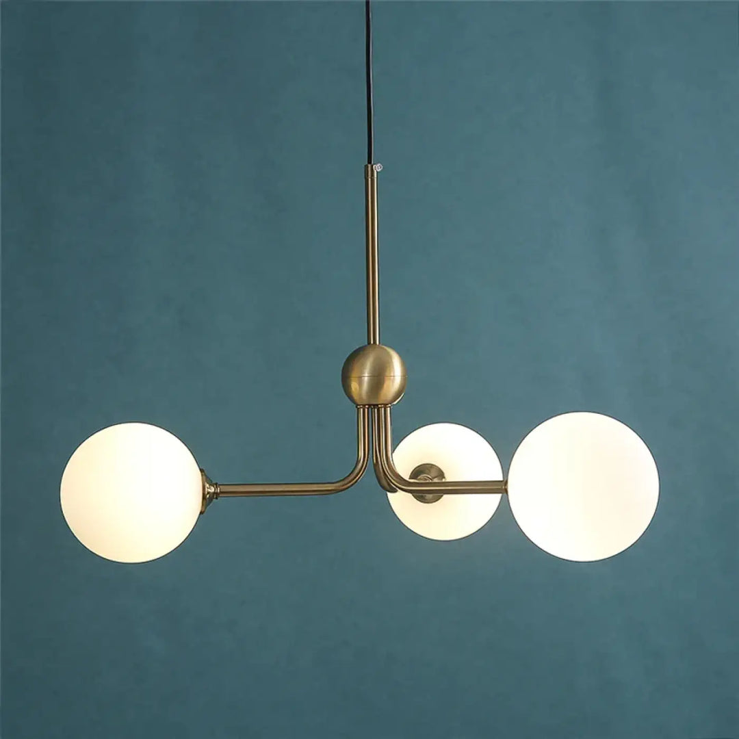 Luminaire plafonnier milko en finition laiton avec trois éclairage globe en verre dépoli pour décoration pensée suspension luminaire minimaliste