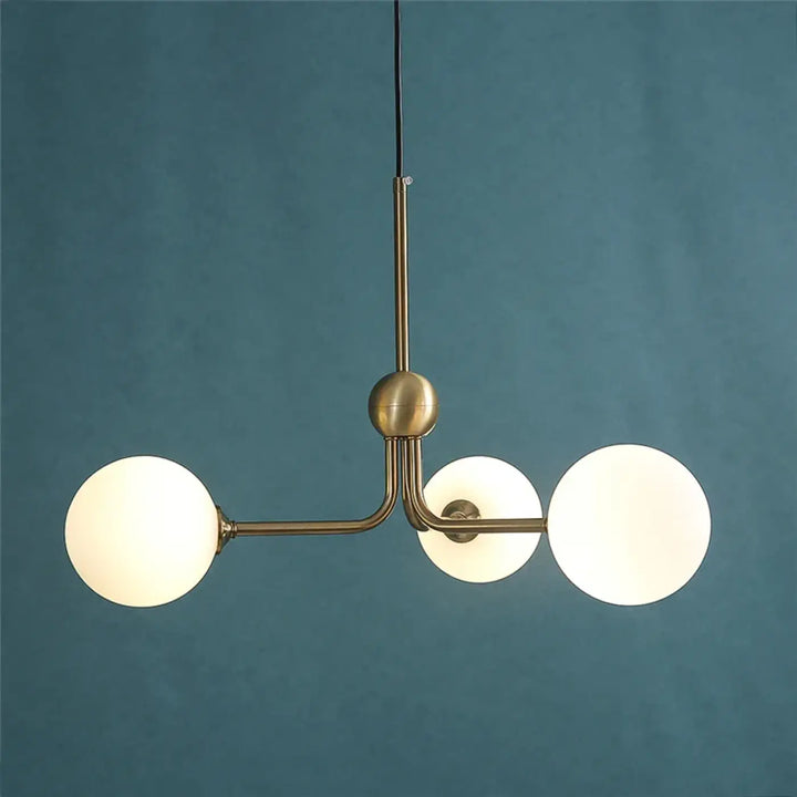 Luminaire plafonnier milko en finition laiton avec trois éclairage globe en verre dépoli pour décoration pensée suspension luminaire minimaliste