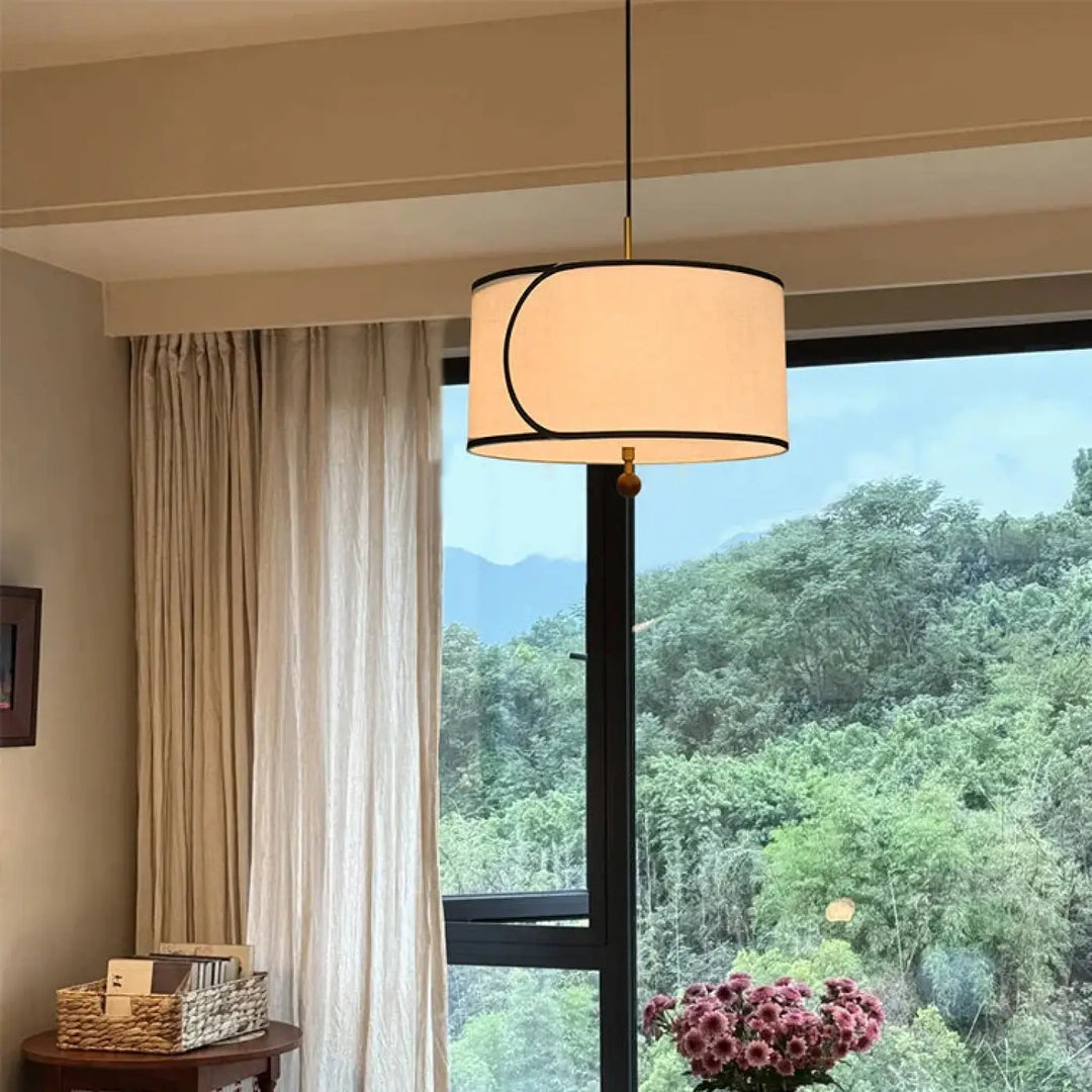 Suspension luminaire avril crème cylindrique avec bordure noire et motif lune subtile en forme de croissant