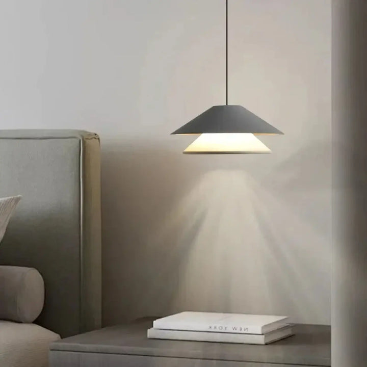 Suspension luminaire moderne gris avec abat-jour conique diffusant une lumière chaude et tamisée luminaire moderne
