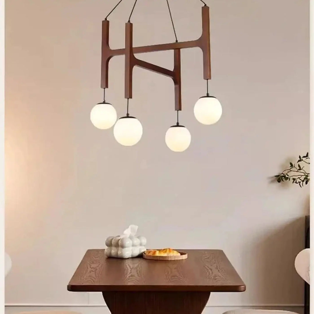 Suspension luminaire gradia en bois foncé avec cinq globes en verre dépoli pour les besoin d’ouvrir un espace moderne