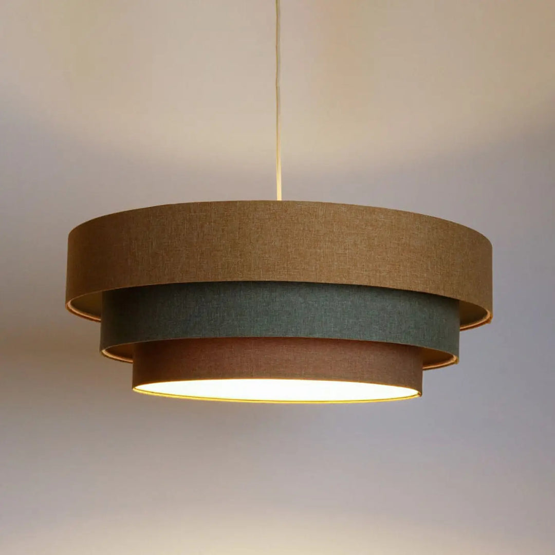 Suspension luminaire moderne triniti boho elegant avec trois abat-jours concentriques en tissu brun sable ecru teal
