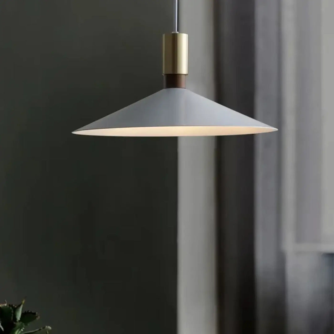 Suspension luminaire moderne cône métal avec détail doré


