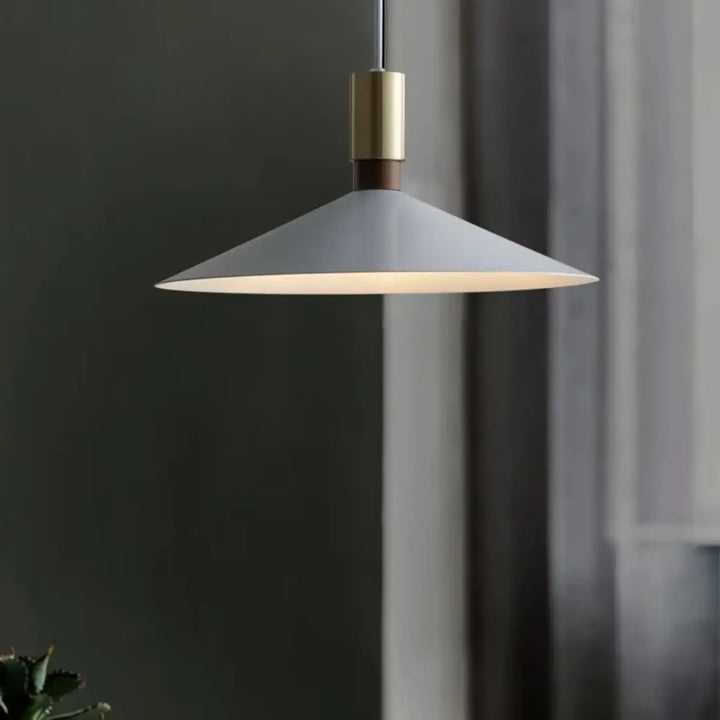 Suspension luminaire moderne cône métal avec détail doré

