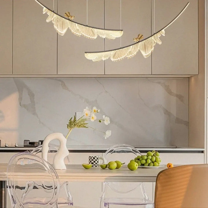 Suspension luminaire moderne jian avec panneaux translucides en forme de plumes et accents oiseaux dorés