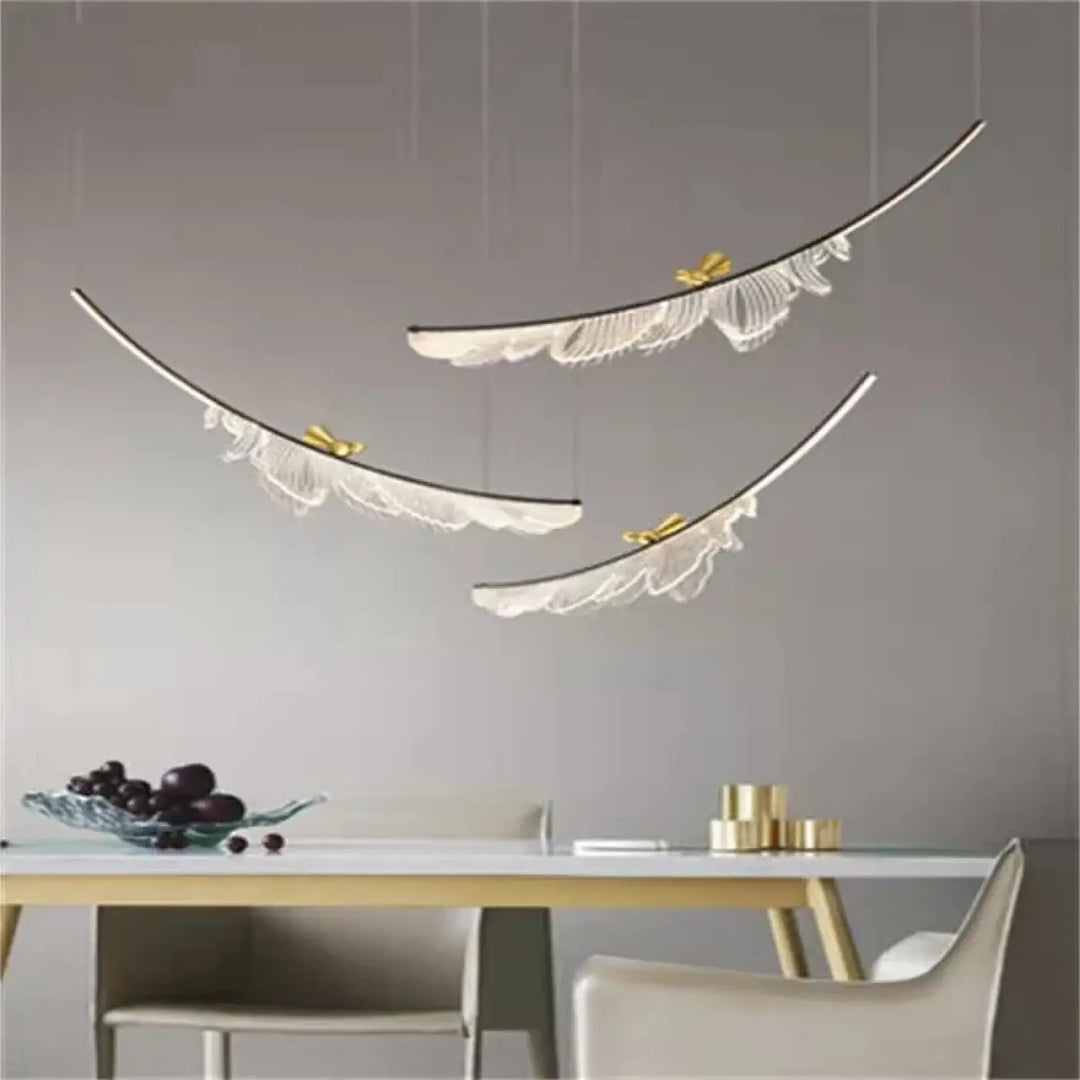 Suspension luminaire moderne jian avec trois suspensions élégantes courbes en plumes translucides et accents dorés
