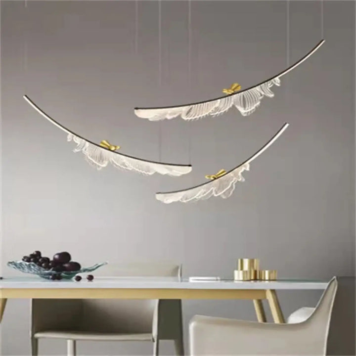 Suspension luminaire moderne jian avec trois suspensions élégantes courbes en plumes translucides et accents dorés