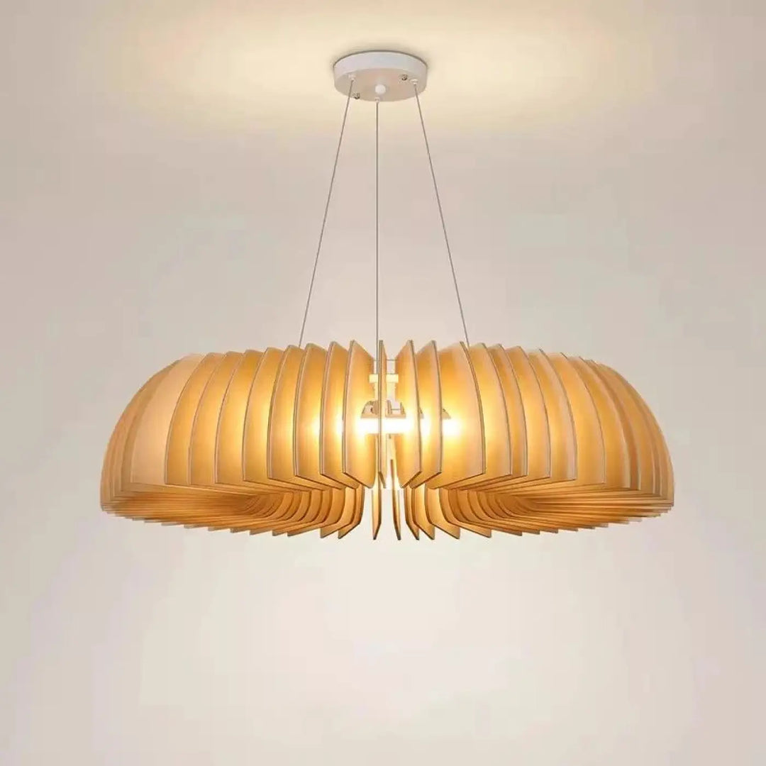 Suspension luminaire moderne en bois chaleureux avec lames superposées pour salle d’exposition design xylia