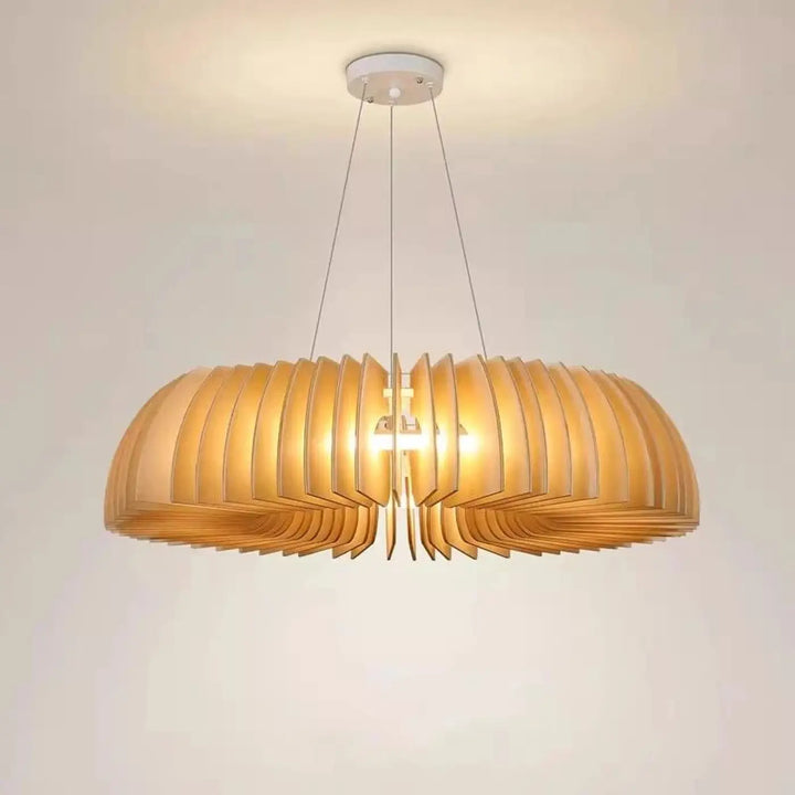 Suspension luminaire moderne en bois chaleureux avec lames superposées pour salle d’exposition design xylia
