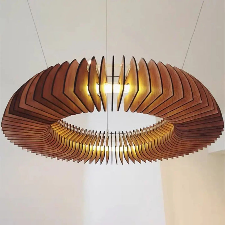 Suspension luminaire xyLIA en bois chaud avec lames en éventail en cercle pour salle d’exposition design moderne