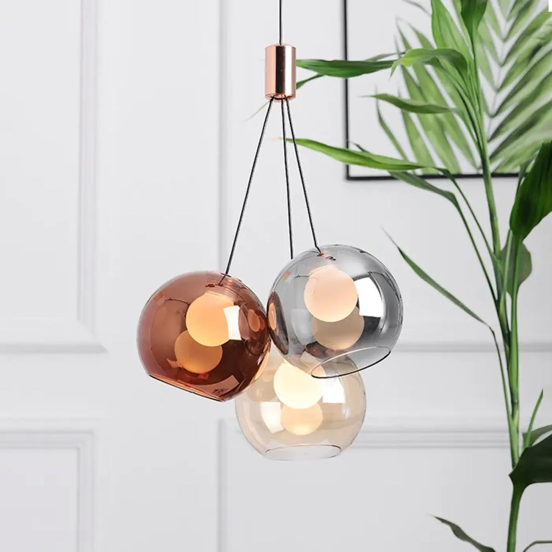 Suspension luminaire moderne tronium avec trois globes en verre ambre, gris givré et clair pour salle à manger