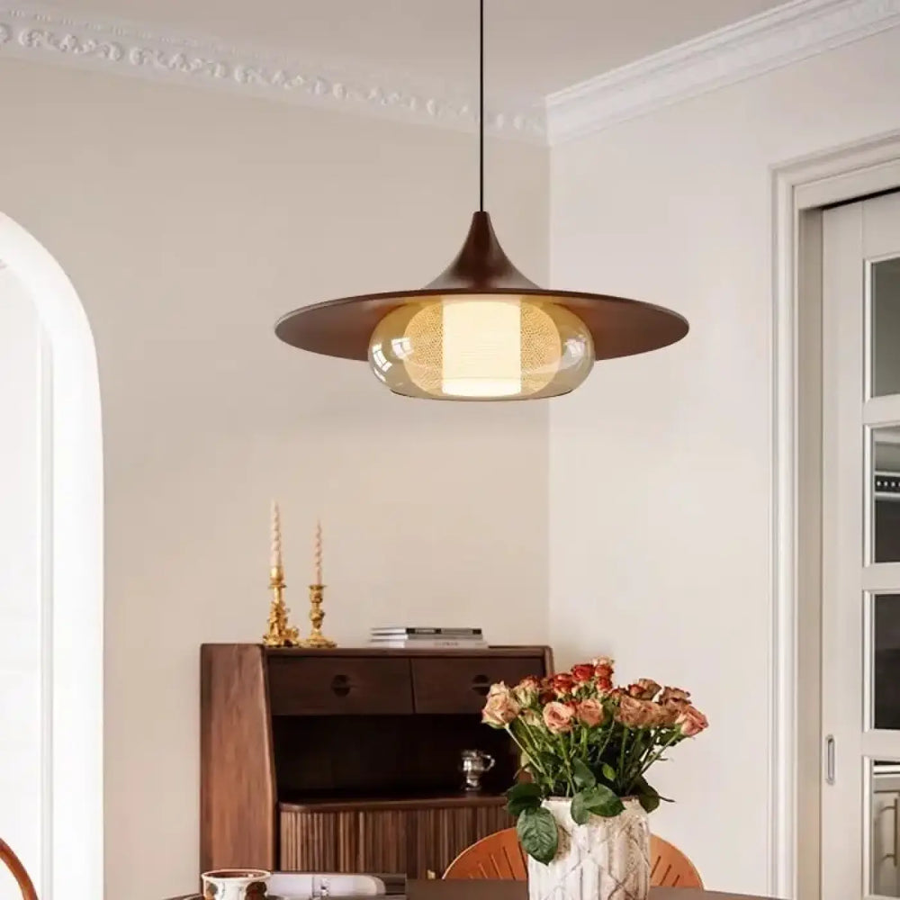 Suspension luminaire aurea avec cadre métal effet cuivre ton bois foncé et globe en verre ambré gravé contemporain