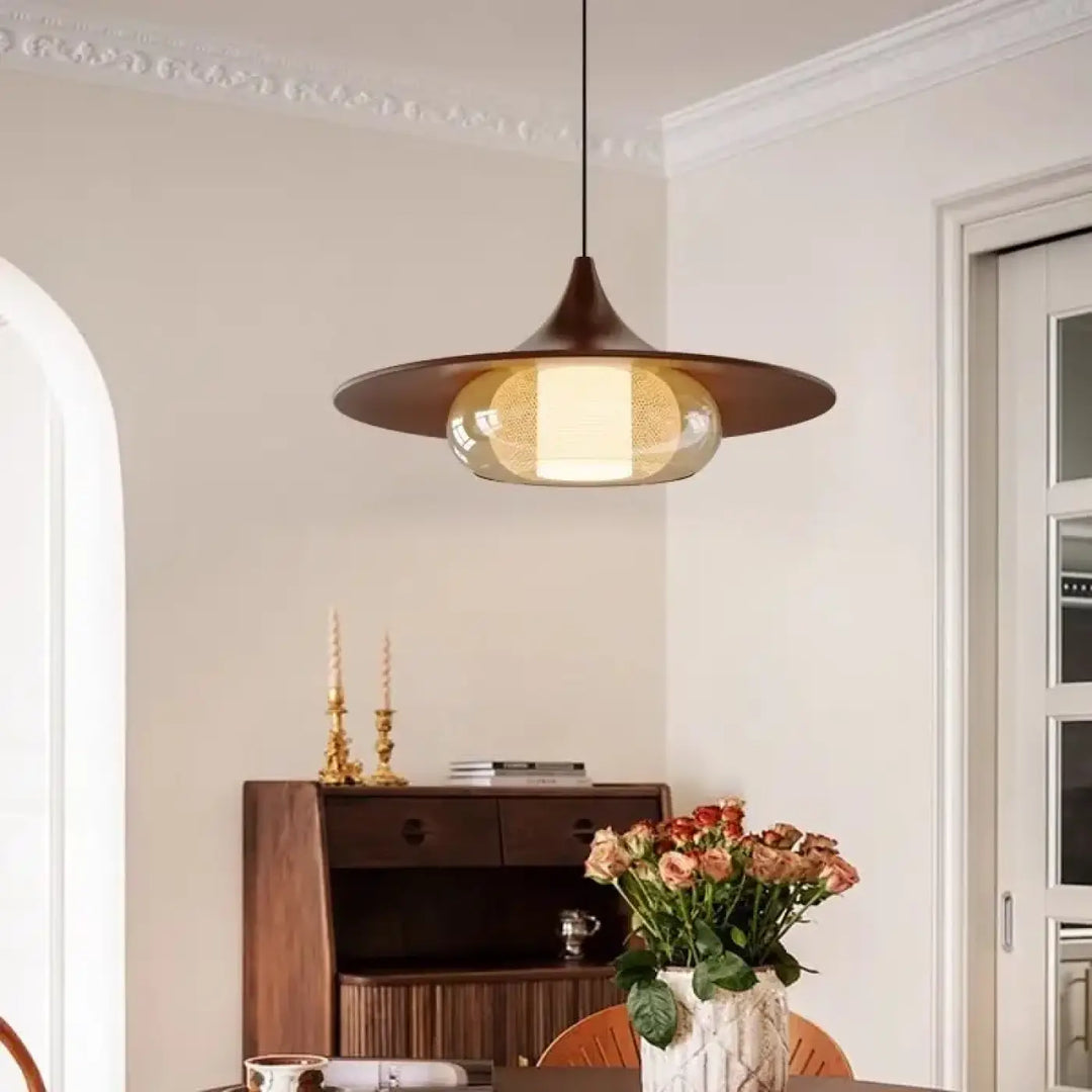 Suspension luminaire aurea avec cadre métal effet cuivre ton bois foncé et globe en verre ambré gravé contemporain