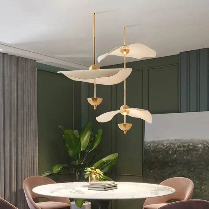 Suspension luminaire moderne dorée design aérien élégant