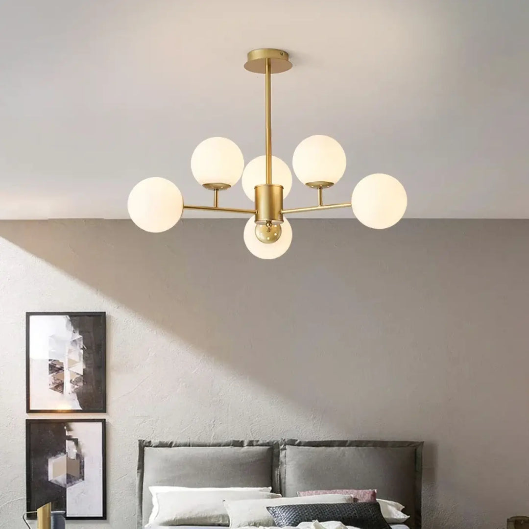Suspension moderne dorée à globes en verre décoratif
