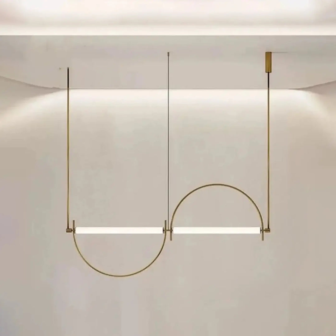Suspension luminaire arcario en laiton minimaliste avec deux barres led horizontales et un élément circulaire incurvé suspendu par des tiges fines