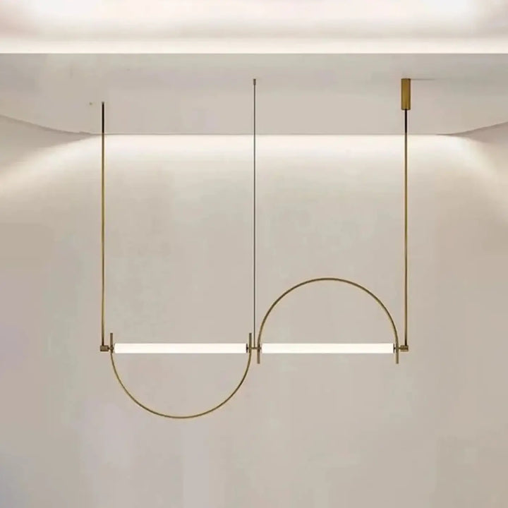 Suspension luminaire arcario en laiton minimaliste avec deux barres led horizontales et un élément circulaire incurvé suspendu par des tiges fines