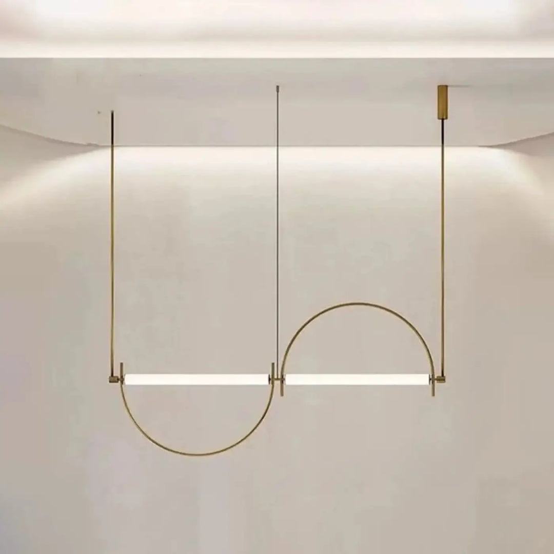 Suspension luminaire modern minimalist avec deux barres led horizontales suspendues par tiges en laiton finition métallique chaude