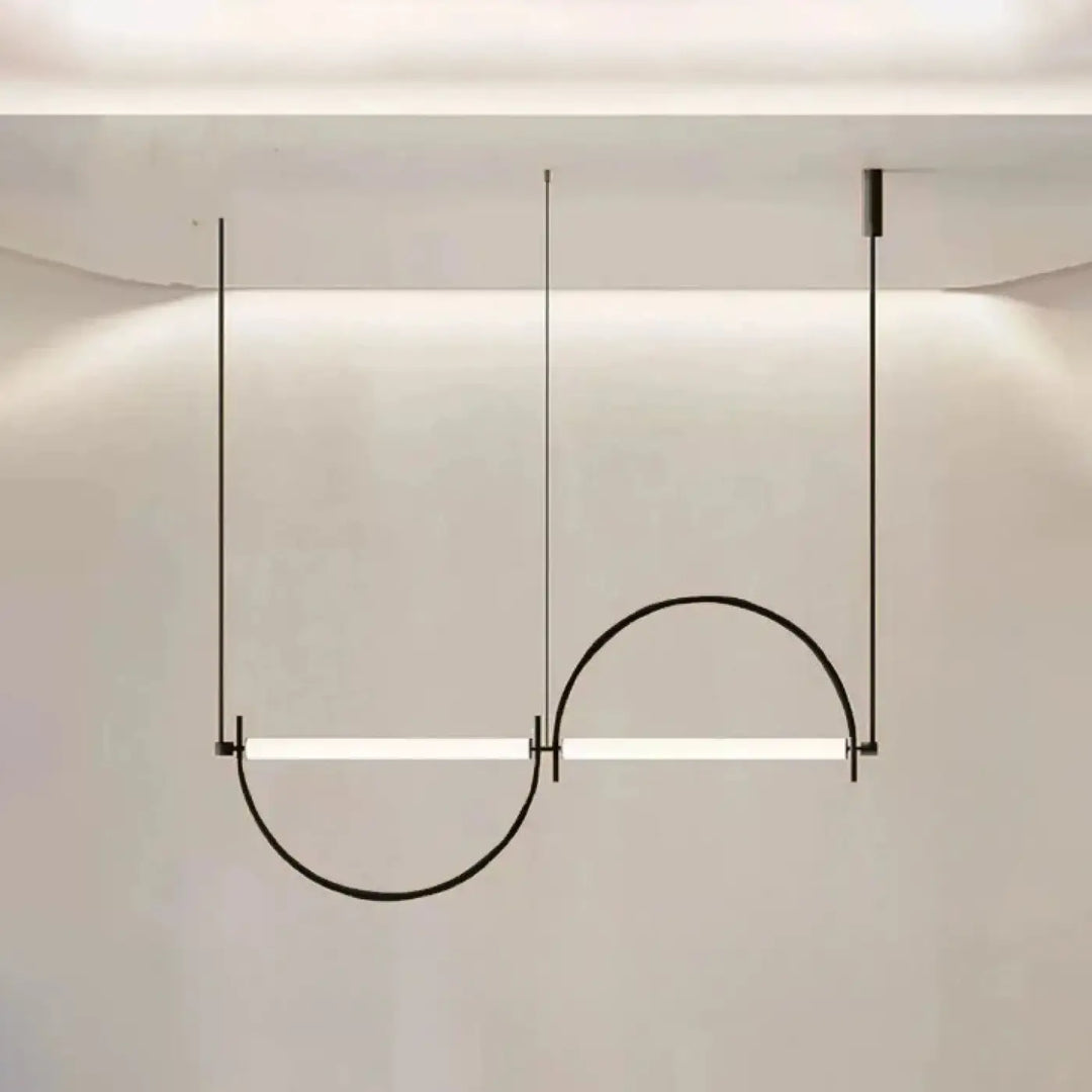 Suspension luminaire arcario en métal noir minimaliste avec deux barres led horizontales et arc courbé suspendu par fils fins