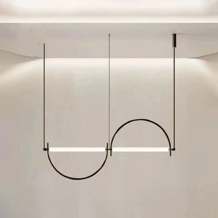 Suspension luminaire arcario en métal noir minimaliste avec deux barres led horizontales et arc courbé suspendu par fils fins