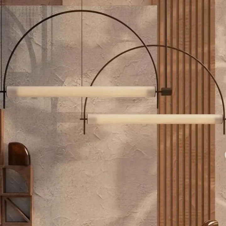 Suspension luminaire arcico avec arcs métalliques noirs modernes et tubes en verre dépoli minimalistes