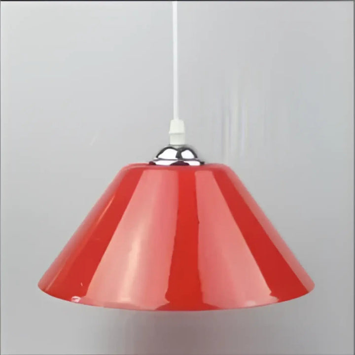 Suspension luminaire delta en forme conique rouge avec finition brillante et accessoires en chrome pour décoration intérieure