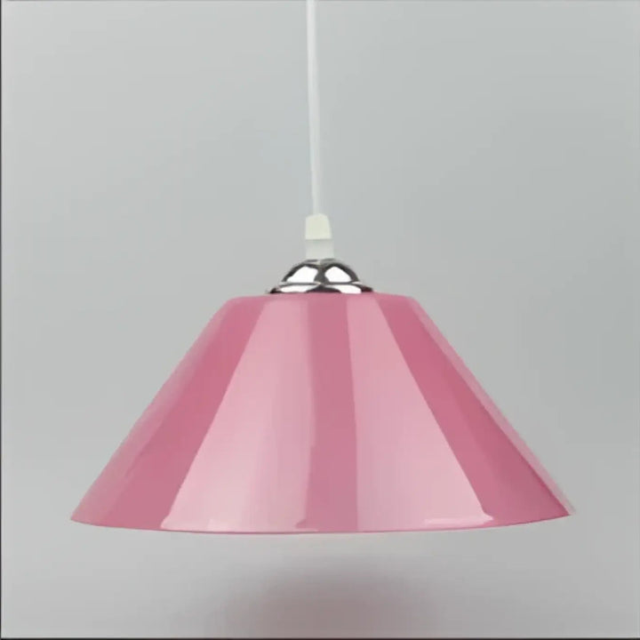 Suspension luminaire delta avec forme conique rose, fixation métallique argentée et câble blanc pour décoration intérieure