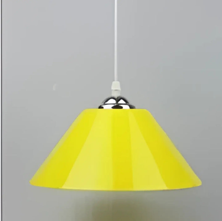 Suspension luminaire delta en verre jaune conique avec fixation métallique chrome pour décoration intérieure moderne
