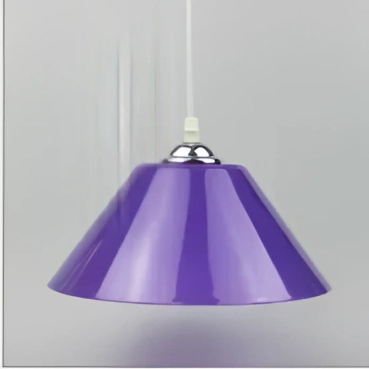 Suspension luminaire delta en forme conique violette avec fixation métallique argentée pour décoration intérieure