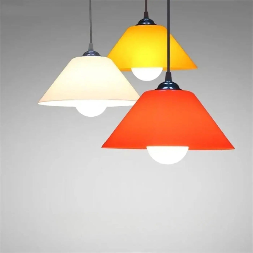 Suspension luminaire delta avec trois formes coniques en verre dépoli blanc orange et rouge pour décoration intérieure