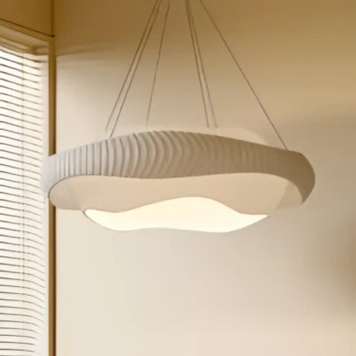 Suspension luminaire moderne circulaire avec abat-jour en tissu blanc texturé et chaînes métalliques fines ecume