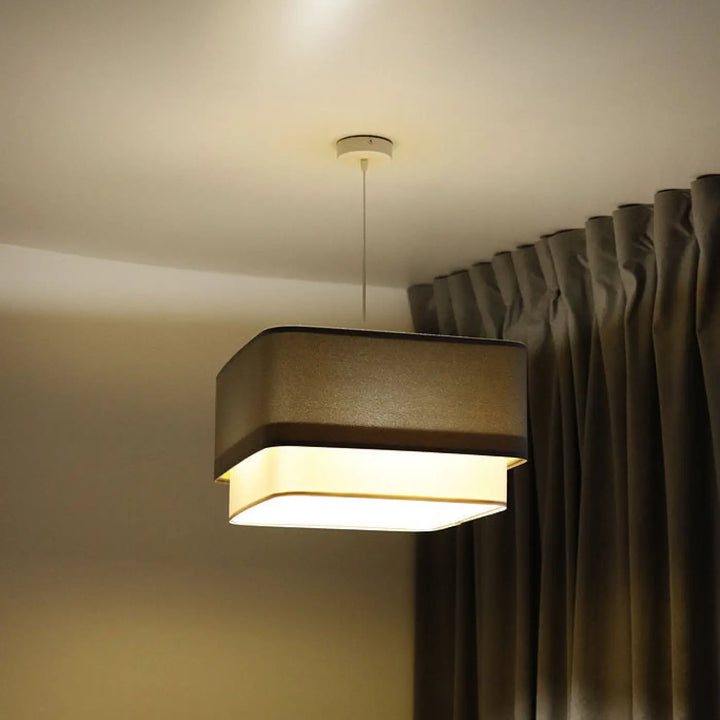 Suspension luminaire moderne kwadro duo avec abat-jour en tissu gris texturé diffusant une lumière chaude et douce