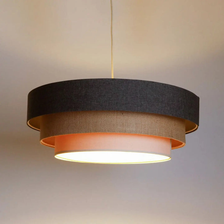 Suspension luminaire triniti boho elegant avec trois abat-jours concentriques en tissu marron beige et crème