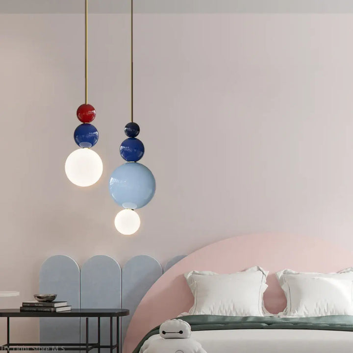 Suspension luminaire moderne resinia avec abat-jour en verre sphérique empilé rouge bleu et blanc plus qu’un design élégant