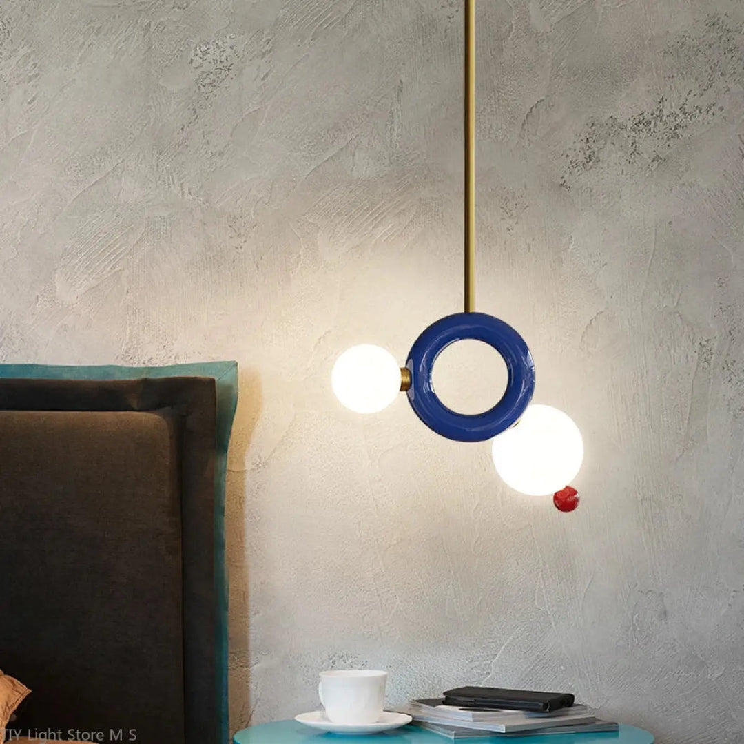 Suspension luminaire moderne en céramique bleue avec deux ampoules sphériques lumineuses et une petite perle rouge