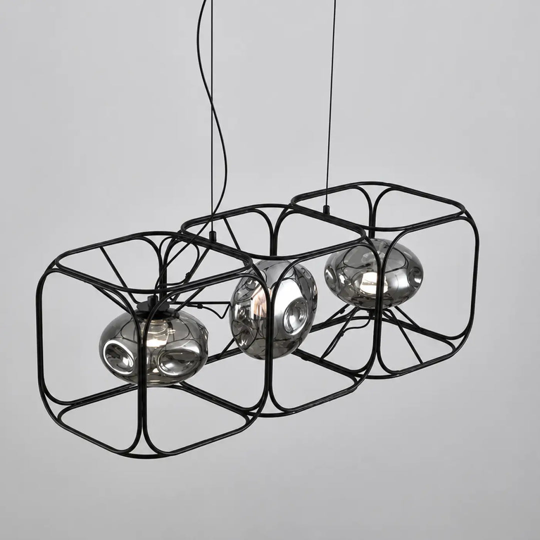Suspension luminaire hexora noir en métal avec trois globes en verre miroir sphériques structure alvéolaire moderne