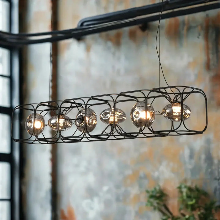 Suspension luminaire hexora industrielle en métal noir avec cinq globes en verre sphériques pour un style moderne