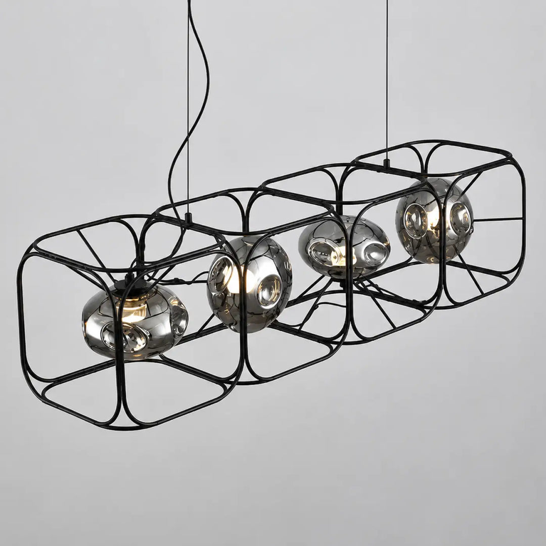 Suspension luminaire hexora en métal noir avec quatre globes en verre chromé reflétant un design moderne structure alvéolaire