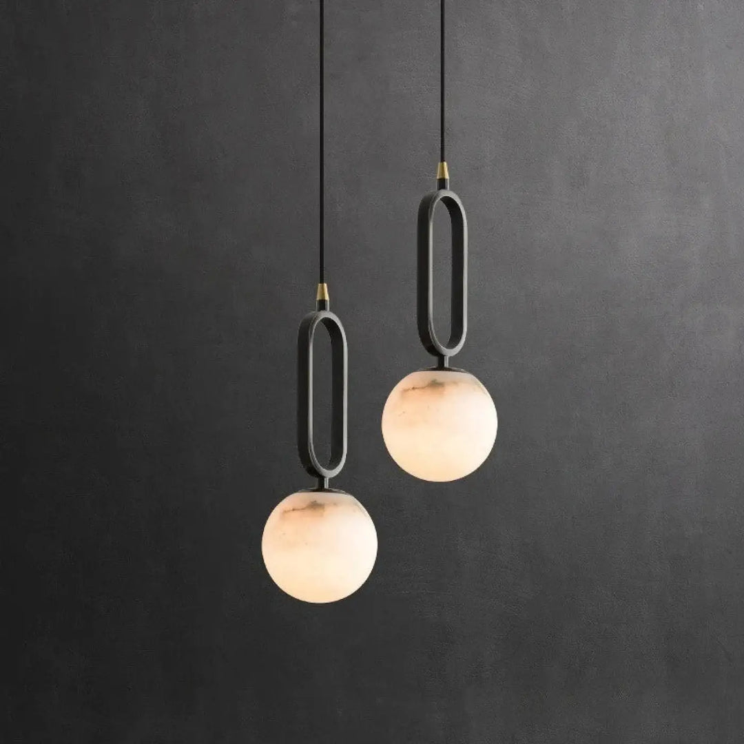 Suspension luminaire marbria avec cadres métalliques noirs et globes en verre translucide chaud pour luminaire moderne