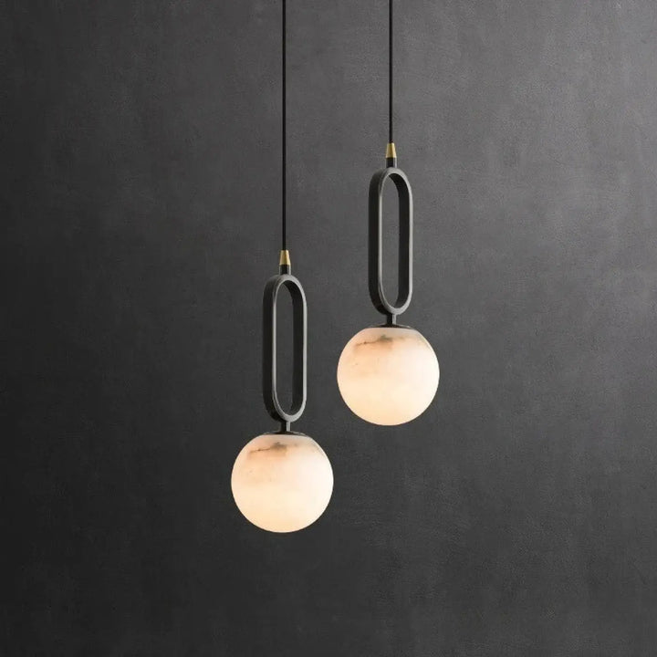 Suspension luminaire marbria avec cadres métalliques noirs et globes en verre translucide chaud pour luminaire moderne