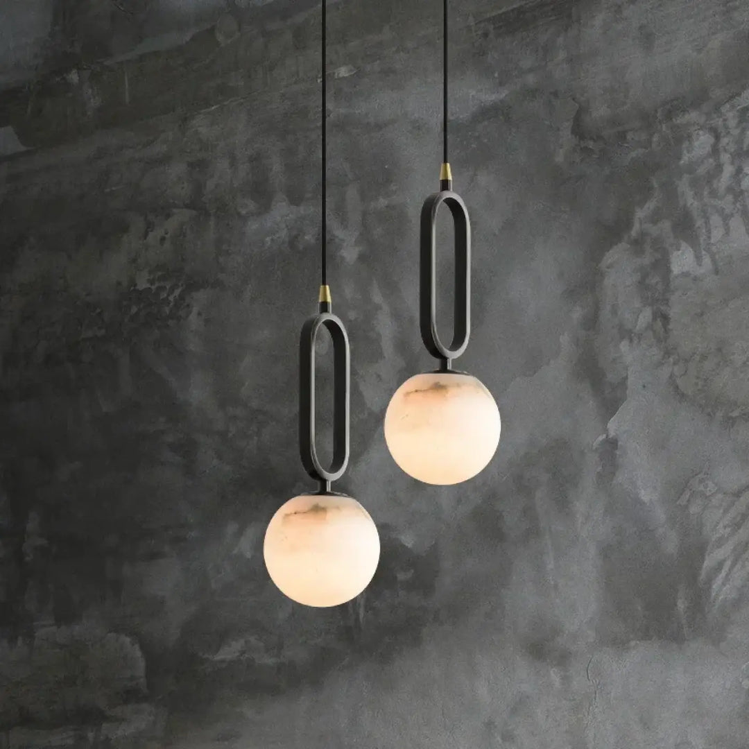 Suspension luminaire moderne noir en métal avec abat-jour globe en verre givré chaud luminaire moderne marbria