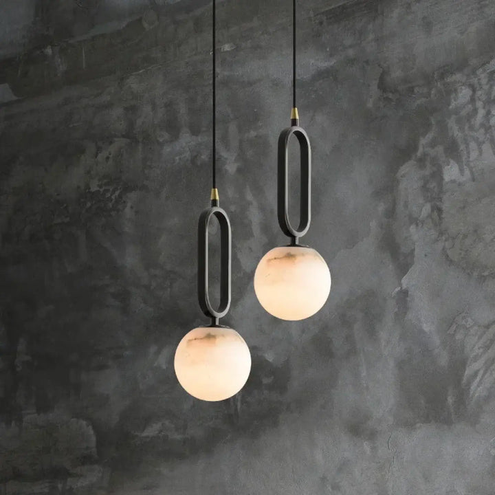 Suspension luminaire moderne noir en métal avec abat-jour globe en verre givré chaud luminaire moderne marbria